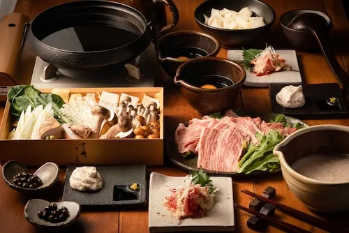 黒毛和牛とろろすき焼きの贅沢なコースメニュー