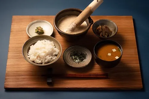 自然薯とろろ定食は徒歩5分の福岡グルメスポット