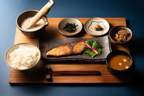 焼き魚と自然薯の定食が博多エリアで人気の和食