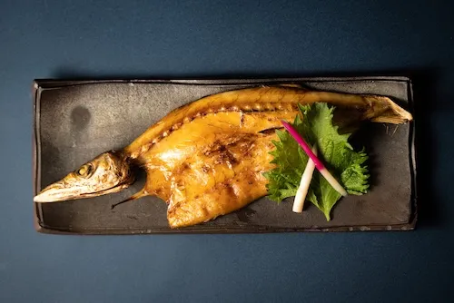 地魚の干物と自然薯を使った和食セットが人気