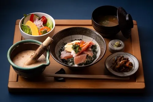 海鮮とろろ丼は季節の食材を使った人気メニュー